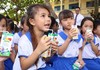 Vinamilk trao 76.500 ly sữa nhân ái cho trẻ em Vĩnh Long