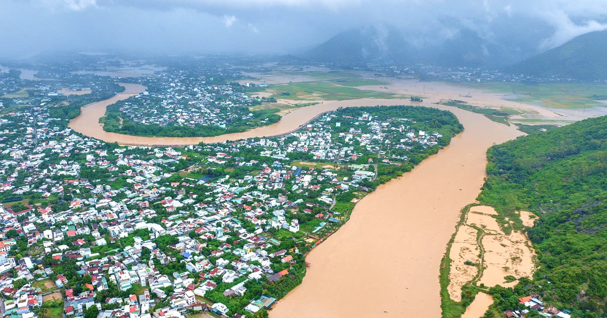 Chùm ảnh Lũ về bất ngờ Nha Trang chìm trong biển nước Báo Pháp Luật