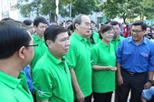 Lãnh đạo TP.HCM cùng người dân xuống kênh dọn rác Lãnh đạo TP.HCM cùng người dân xuống kênh dọn rác