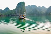 Thí điểm tàu ghép khách tham quan vịnh Hạ Long Thí điểm tàu ghép khách tham quan vịnh Hạ Long