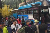Tặng 6.000 'tấm vé nghĩa tình' cho công nhân về quê ăn Tết Tặng 6.000 'tấm vé nghĩa tình' cho công nhân về quê ăn Tết