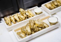 Cánh gà dát vàng gây sốt ở Mỹ