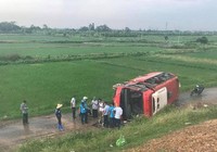 Xe khách lao khỏi cao tốc, 20 người thoát chết