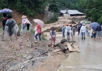Lao ra dòng lũ cứu người, Phó bí thư xã bị nước cuốn