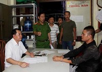 3 thanh niên mang súng và mặt nạ da đi cướp tiệm vàng