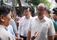 Bí thư Nguyễn Thiện Nhân đi thăm bà con Thủ Thiêm