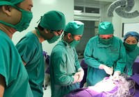 Phẫu thuật cắt u quái cho bé 1 ngày tuổi