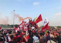 CĐV Việt Nam đốt pháo sáng ngoài sân Mỹ Đình