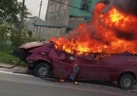 Ô tô khách cháy rụi trong lúc được cẩu đi