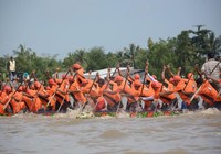 Du khách ùn ùn khai hội Ok om bok