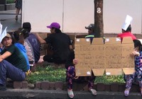 Công nhân lại tiếp tục căng băng rôn đòi tiền