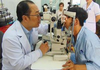 Bỏng mắt khi đang sửa bình ắc quy giúp hàng xóm