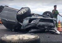Thai phụ kêu cứu trong ôtô bị lật trên cao tốc