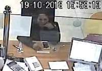 Truy tìm người phụ nữ ‘cầm nhầm’ iPhone trong ngân hàng