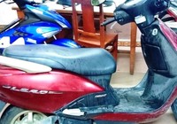 Cô gái bị tạt acid khi đứng chờ bạn ven đường