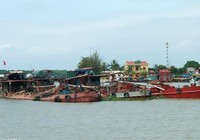 Dân bắt giữ tàu khai thác cát trên bãi ngao