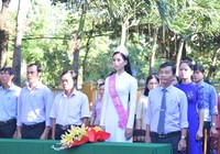 Tân hoa hậu Trần Tiểu Vy dự lễ chào cờ ở trường cũ
