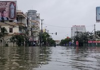 Một phụ nữ bán bún bị lũ cuốn trôi