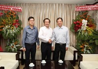 Thủ tướng Chính phủ gửi hoa chúc mừng báo Pháp Luật TP.HCM