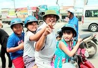 Người dân TP.HCM bất ngờ với món quà miễn phí ý nghĩa từ CSGT