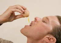Vì sao không nên ăn trứng gà sống?