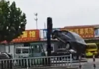 Cảnh sát Trung Quốc bắn chết tài xế xe nâng lao vào đám đông