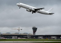 Người đàn ông chạy vào đường băng, bị máy bay đâm tử vong
