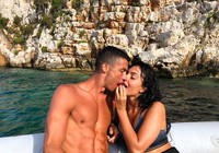 Ronaldo chi “sộp” tại Hy Lạp trước khi ra mắt ở Juventus