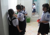 Làm sạch nhà vệ sinh trường học cần 68 triệu đồng/năm