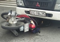 Lao thẳng vào xe tải, người đàn ông lọt gầm tử vong