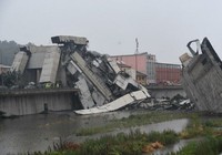 Quang cảnh vụ sập cầu cao tốc tại thành phố Genoa của Italy