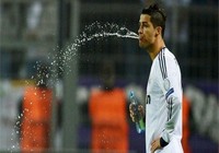 Vì sao cầu thủ của WorldCup lại nhổ nước mà không nuốt chúng?