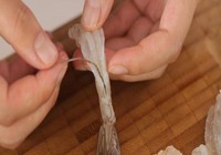 Có nên lấy đường chỉ màu đen trên lưng tôm hay không?