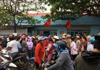 Người dân Phan Rí Cửa tập trung tại trụ sở công an