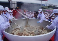 Cận cảnh tô phở bò 1,3 tấn, lớn nhất thế giới của Việt Nam
