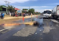 Sau cú tông vào ô tô, xe máy bốc cháy làm 2 người tử vong