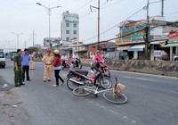 Cụ bà 70 tuổi chạy xe đạp tự té xuống đường bất tỉnh