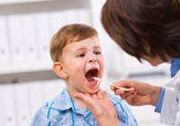 Thận trọng khi cho trẻ viêm họng cấp uống kháng sinh