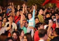 Cổ động viên ăn mừng tuyển Việt Nam vào tứ kết Asian Cup