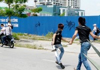 Đứng đợi mẹ, cô gái bị nhóm người đánh tơi tả ở quận 4