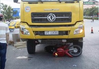 Mẹ nguy kịch, con 3 tuổi tử vong dưới bánh xe tải