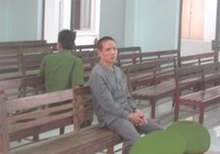 Cha xâm hại con gái đã treo cổ tự tử trong trại giam