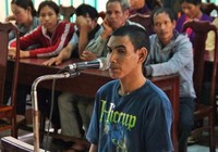 Trốn đám ma về hiếp dâm con riêng của vợ