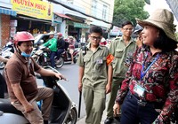 Clip: Nữ chủ tịch phường xăn tay dọn dẹp vỉa hè