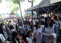 Chen nhau xếp hàng dài nghẹt đường xin chữ ký