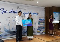 Tặng sách để giữ gìn văn hóa Việt tại xứ Đài
