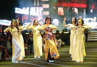 Nghệ sĩ Thành Lộc, Đông Nhi diễn thời trang ở phố đi bộ