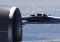 Mỹ công bố ảnh Su-27 Nga chặn đầu nguy hiểm RC-135 Mỹ