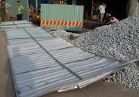 Tôn ở lô cốt đè người đi đường do xe ben đổ đá bất cẩn