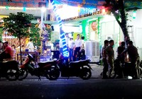Hàng chục thanh niên ném đá vào quán ăn ở TP.HCM